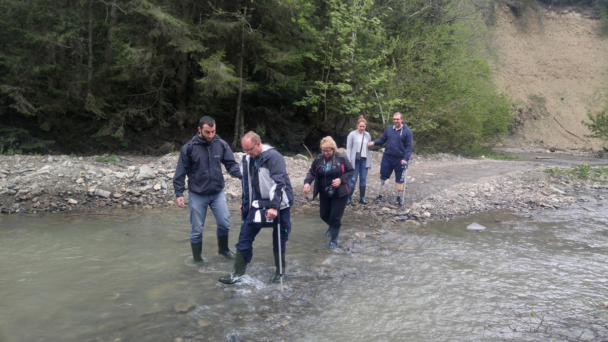 Учасники проекту Viva! Переможці відвідали карпатські водоспади